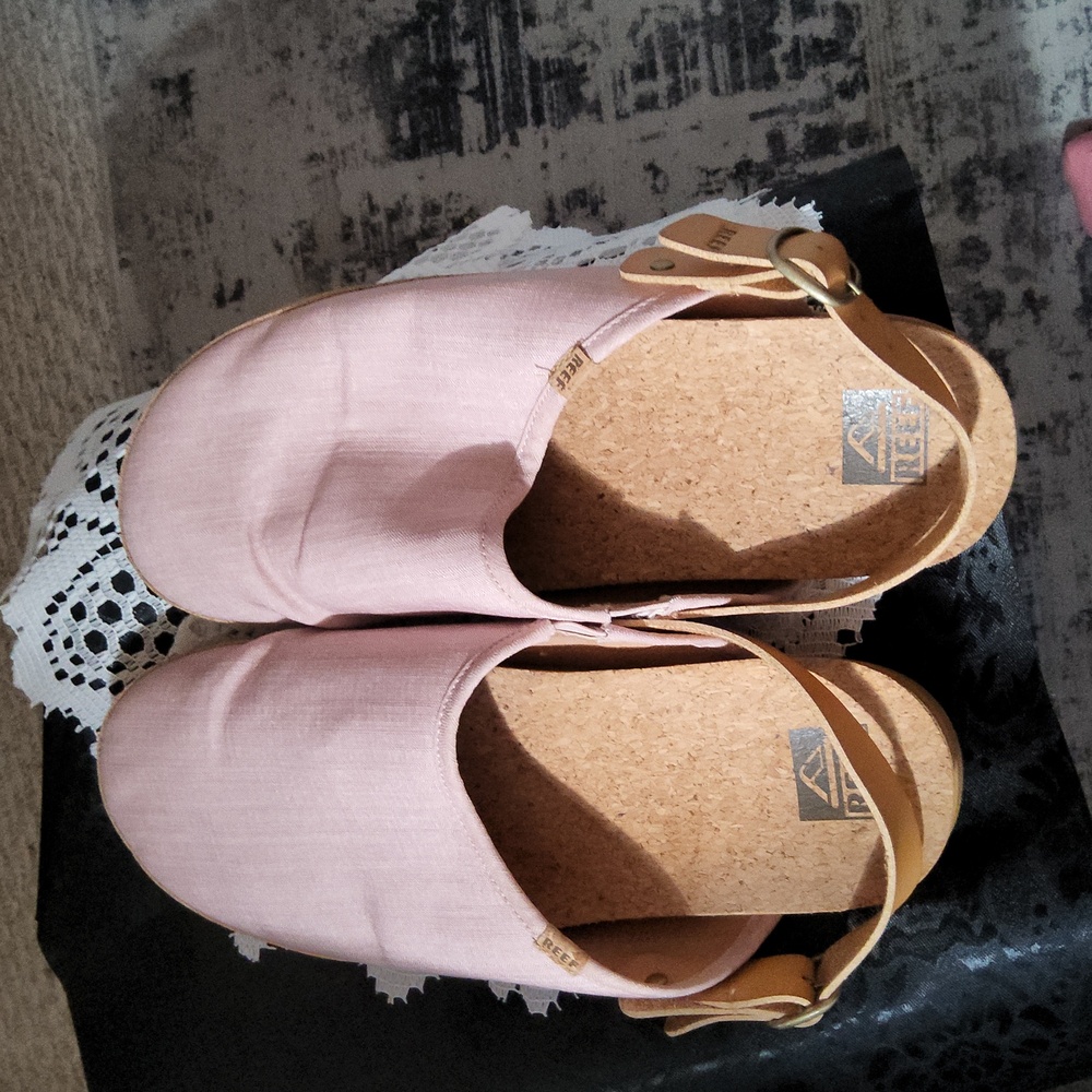 Reef Clog pink fabric with adjustable strap. Good Condition sz 11